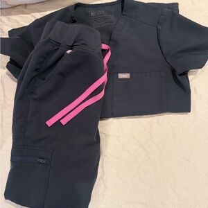 FIGS XS regular set in dark grey